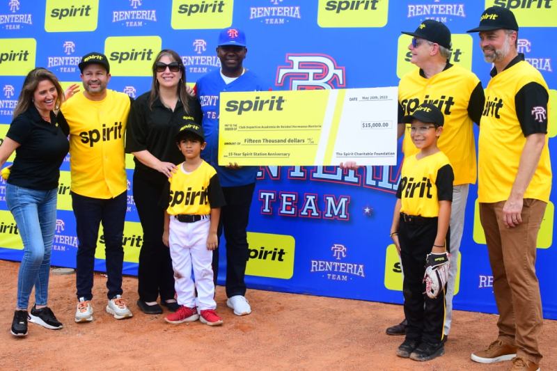 Team Rentería y Spirit Airlines unen lazos en pro del béisbol colombiano